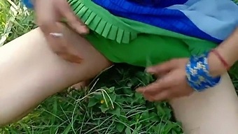Дези Любовник Се Присъединява Към Приятелката Си За Забавление На Открито
